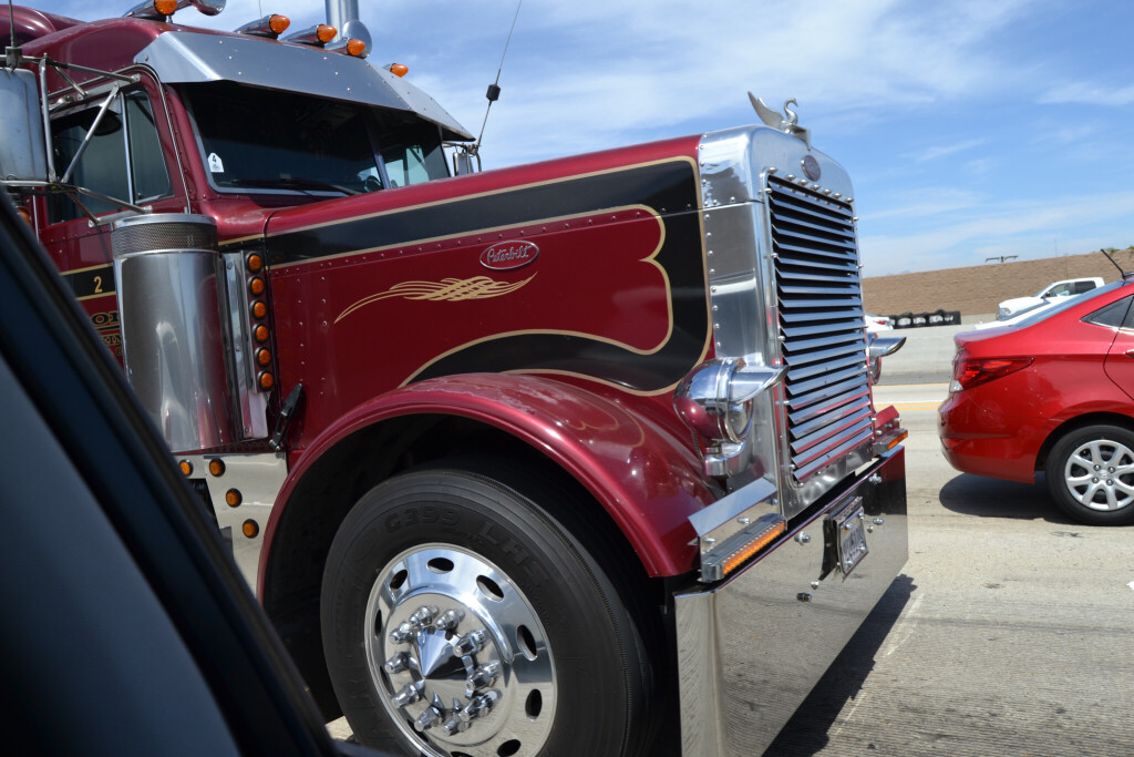Die Kühlerhaube eines US-amerikanischen Trucks