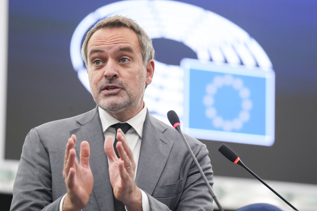 René Repasi spricht im Europäischen Parlament in Straßburg