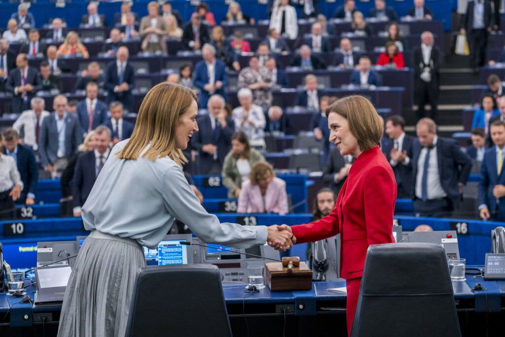 Maia Sandu mit Roberta Metsola.