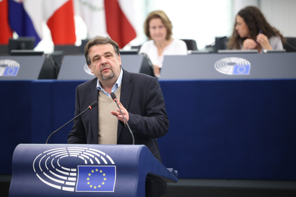 EPP-Politican Dennis Radtke speaking in plenary.