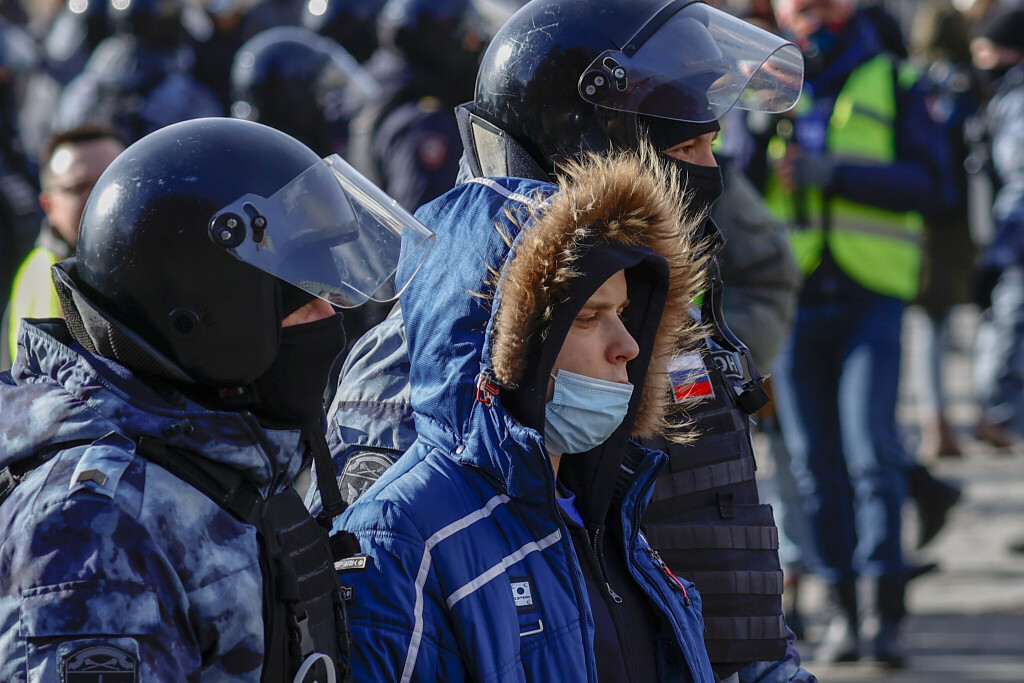 Ein junger Mann wird in Moskau von zwei Polizisten abgeführt. Er hatte im März 2022 gegen den Krieg Russlands gegen die Ukraine protestiert.