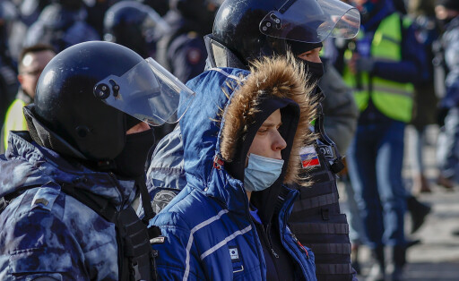 Ein junger Mann wird in Moskau von zwei Polizisten abgeführt. Er hatte im März 2022 gegen den Krieg Russlands gegen die Ukraine protestiert.