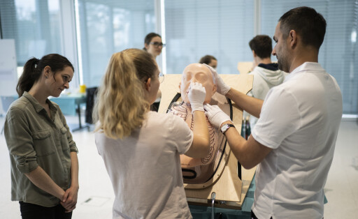 Medizinstudenten der Universitaet St. Gallen legen einem menschlichen Phantom eine Magensonde