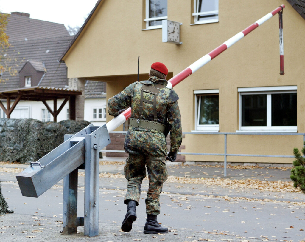 Archivbild von 2004: Blick auf den Eingang zur ehemaligen Fritz-Erler-Kaserne im hessischen Fuldatal.