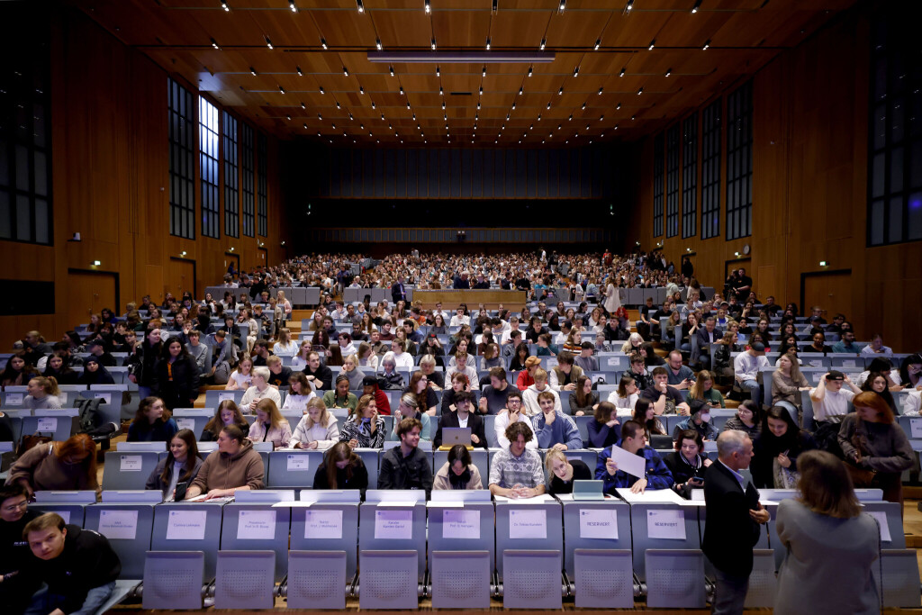 Studenten im großen Hörsaal am Tag der Erstsemesterbegrüßung zum Wintersemester 2023/24 an der Uni Köln