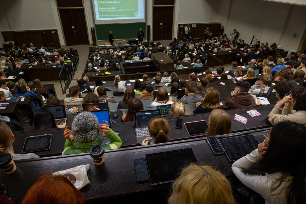 Studenten nehmen an der Einführungveranstaltung im Audimax der Ludwig-Maximilians-Universität teil.