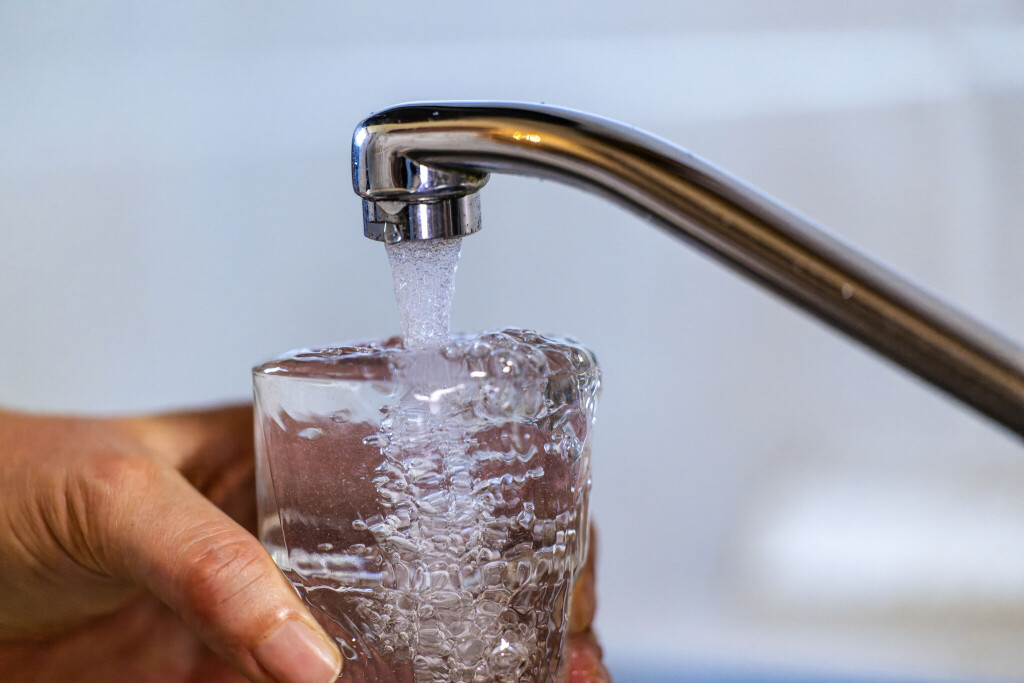 Trinkwasser aus einem Wasserhahn
