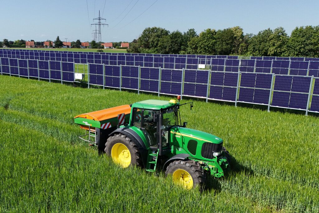 Vertikale Agri-PV-Forschungs- und Demonstrationsanlage auf dem Bayerischen Staatsgut Grub in Bayern auf landwirtschaftlich genutzen Flächen.