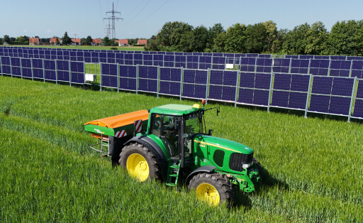 Vertikale Agri-PV-Forschungs- und Demonstrationsanlage auf dem Bayerischen Staatsgut Grub in Bayern auf landwirtschaftlich genutzen Flächen.