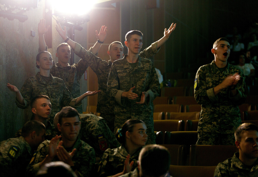 Junge ukrainische Studenten der Militärakademie Taras Schewtschenko in Kyjiw.