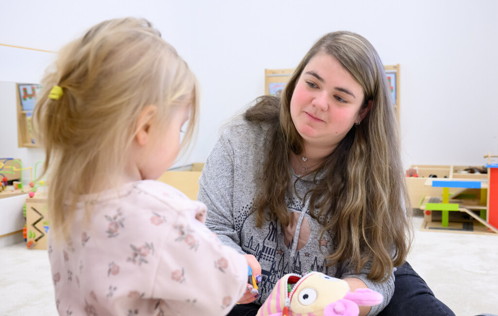Brenda Hornos Justicia, Erzieherin aus Spanien, spielt in der Kita Krähenwinkel mit einem zweijährigen Mädchen. Die Region Hannover hat Fachkräfte aus Spanien angeworben, um die Personalnot in Kitas zu bekämpfen. Seit 2022 wirbt die Zentrale Auslands- und Fachvermittlung (ZAV) der Arbeitsagentur Erzieherinnen und Erzieher vor allem in Spanien an, da es laut der Behörde dort einen Überhang an gut ausgebildeten Erzieherinnen und Erziehern gibt, die im eigenen Land keine ausbildungsadäquate Stelle finden.
