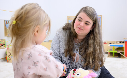 Brenda Hornos Justicia, Erzieherin aus Spanien, spielt in der Kita Krähenwinkel mit einem zweijährigen Mädchen. Die Region Hannover hat Fachkräfte aus Spanien angeworben, um die Personalnot in Kitas zu bekämpfen. Seit 2022 wirbt die Zentrale Auslands- und Fachvermittlung (ZAV) der Arbeitsagentur Erzieherinnen und Erzieher vor allem in Spanien an, da es laut der Behörde dort einen Überhang an gut ausgebildeten Erzieherinnen und Erziehern gibt, die im eigenen Land keine ausbildungsadäquate Stelle finden.