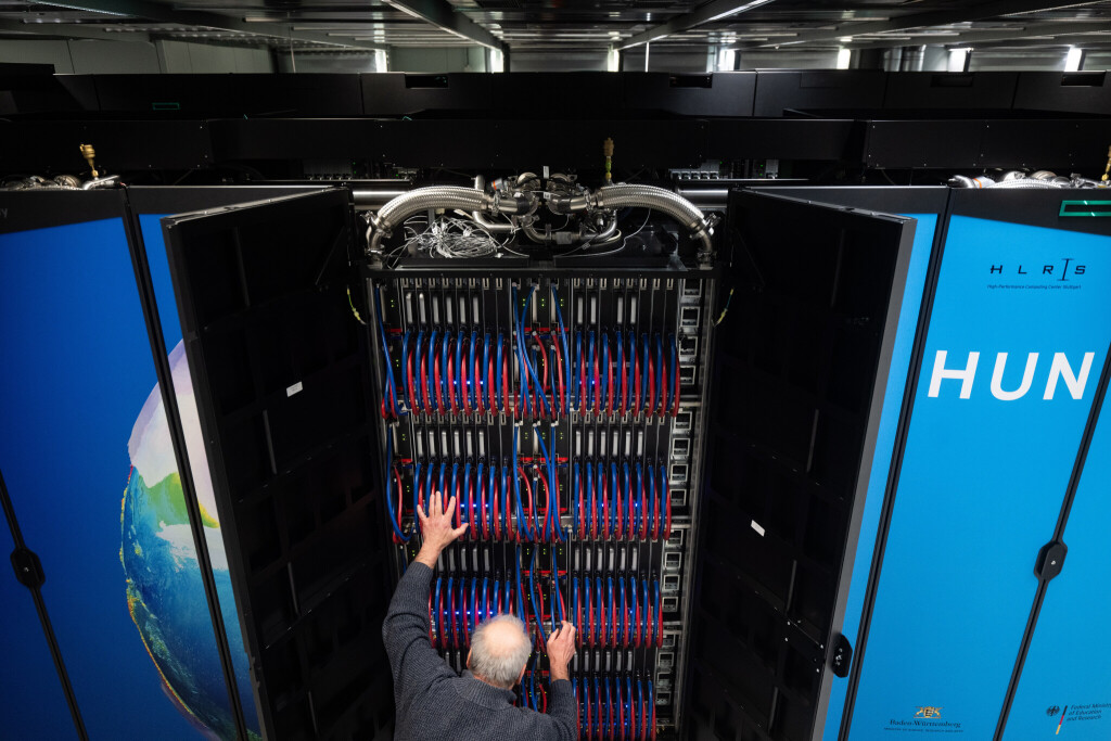 Ein Mitarbeiter im Höchstleistungsrechenzentrum Stuttgart (HLRS) schaut nach dem Höchstleistungsrechner „Hunter“. Forscher können das von Hewlett Packard Enterprise entwickelte System nutzen, um künftig komplexe Simulationen, Forschungen mit Künstlicher Intelligenz zu betreiben.