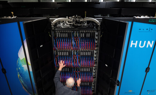 Ein Mitarbeiter im Höchstleistungsrechenzentrum Stuttgart (HLRS) schaut nach dem Höchstleistungsrechner „Hunter“. Forscher können das von Hewlett Packard Enterprise entwickelte System nutzen, um künftig komplexe Simulationen, Forschungen mit Künstlicher Intelligenz zu betreiben.