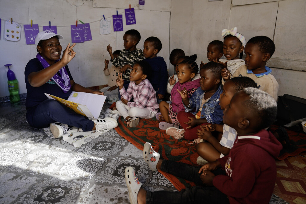 Kinder im südafrikanischen Frühförderungszentrum „SmartStart Helping Hands Early Learning Center“ in Khayelitsha, Kapstadt, Südafrika.