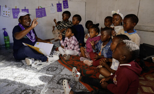 Kinder im südafrikanischen Frühförderungszentrum „SmartStart Helping Hands Early Learning Center“ in Khayelitsha, Kapstadt, Südafrika.