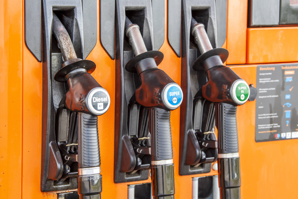 Zapfpistolen für Diesel und Benzin an einer V-Markt-Tankstelle