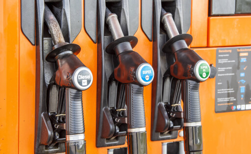 Zapfpistolen für Diesel und Benzin an einer V-Markt-Tankstelle