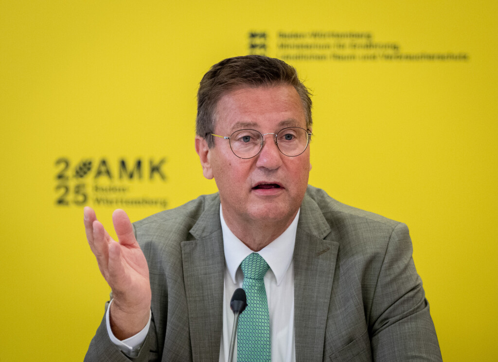 Peter Hauk (CDU), Minister für Ernährung, Ländlichen Raum und Verbraucherschutz in Baden-Württemberg, spricht im Anschluss an die Sonder-Agrarministerkonferenz (AMK) während einer Pressekonferenz.