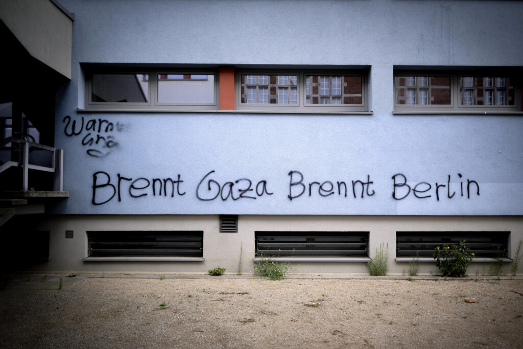 Auf der Wand eines Schulgebäudes steht der Slogan "Brennt Gaza, brennt Berlin" gesprüht.