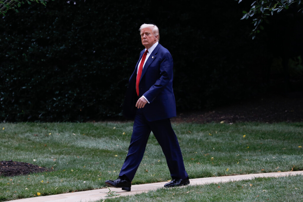 Donald Trump läuft über einen Gartenweg