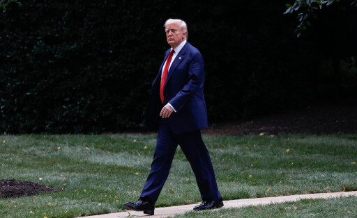 Donald Trump läuft über einen Gartenweg