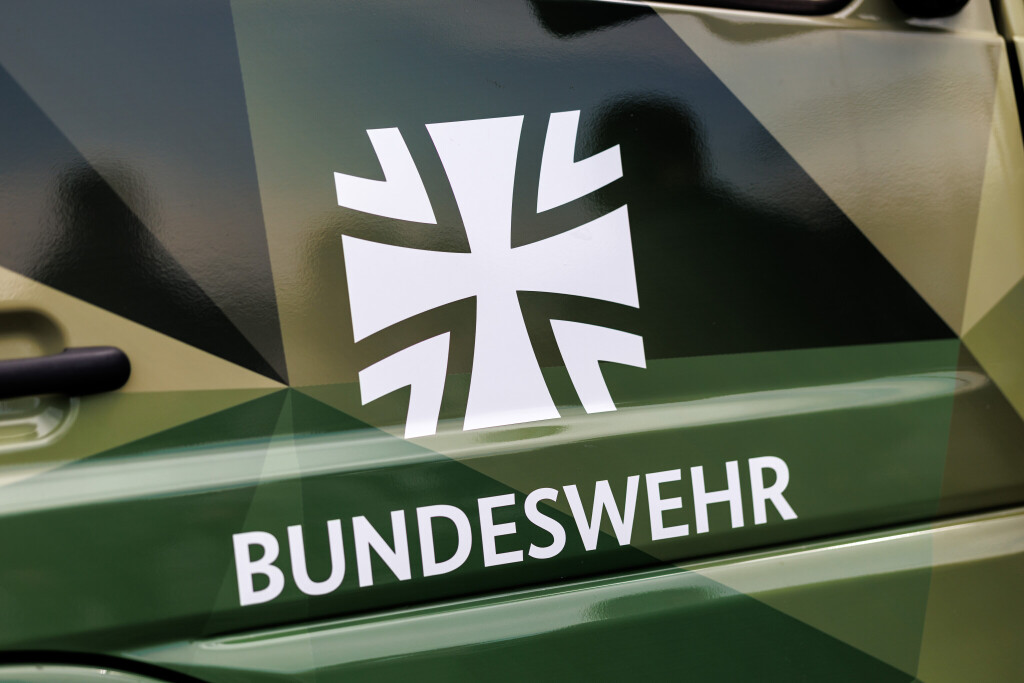 Der Schriftzug und das Logo der Bundeswehr der Bundesrepublik Deutschland, das eiserne Kreuz, sind am 01.08.2025 auf einem in Flecktarn lackierten Fahrzeug des Heeres in Grafenwöhr (Bayern) zu sehen. Das Emblem steht als nationales Erkennungszeichen und Symbol für Tapferkeit, Freiheitsliebe und Ritterlichkeit. Die Streitkräfte der Bundeswehr bestehen aus den vier Teilstreitkräften Heer, Luftwaffe, Marine und Cyber- und Informationsraum sowie dem Unterstützungsbereich.