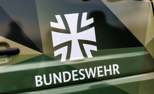 Der Schriftzug und das Logo der Bundeswehr der Bundesrepublik Deutschland, das eiserne Kreuz, sind am 01.08.2025 auf einem in Flecktarn lackierten Fahrzeug des Heeres in Grafenwöhr (Bayern) zu sehen. Das Emblem steht als nationales Erkennungszeichen und Symbol für Tapferkeit, Freiheitsliebe und Ritterlichkeit. Die Streitkräfte der Bundeswehr bestehen aus den vier Teilstreitkräften Heer, Luftwaffe, Marine und Cyber- und Informationsraum sowie dem Unterstützungsbereich.
