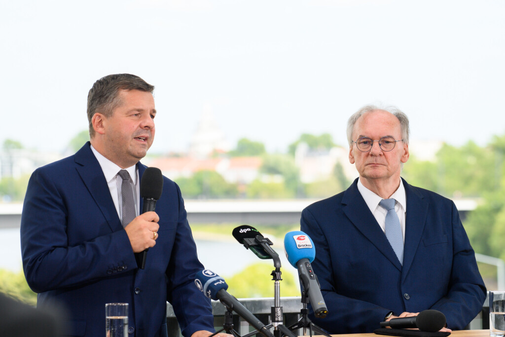 Reiner Haseloff (CDU, r), Ministerpräsident von Sachsen-Anhalt, und Sven Schulze (CDU), Minister für Wirtschaft, Tourismus, Landwirtschaft und Forsten von Sachsen-Anhalt, geben in der Landesgeschäftsstelle der CDU Sachsen-Anhalt eine gemeinsame Pressekonferenz.