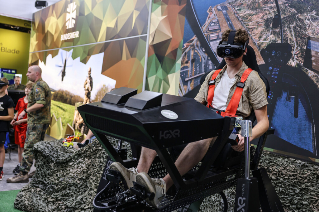 Ein Besucher der Gamescom sitzt am Stand der Bundeswehr in einem Flugsimulator. Die deutsche Armee wirbt auf der Computerspiele Messe Gamescom um Nachwuchs.