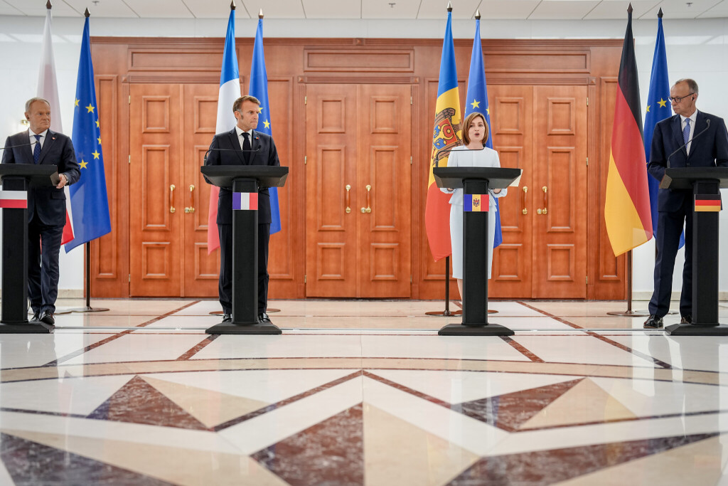 Donald Tusk (l-r), Ministerpräsident von Polen, Frankreichs Präsident Emmanuel Macron, Maia Sandu, Präsidentin der Republik Moldau, und Bundeskanzler Friedrich Merz (CDU) geben im Präsidentenpalast eine Pressekonferenz. Anlass ist der 34. Unabhängigkeitstag der früheren Sowjetrepublik mit ihren heute 2,6 Millionen Einwohnern. Die drei Staats- und Regierungschefs aus Deutschland Frankreich und Polen wollen mit dem Besuch die Staatspräsidentin von Moldau und der proeuropäischen Regierung des Landes vor der Parlamentswahl im September den Rücken stärken.