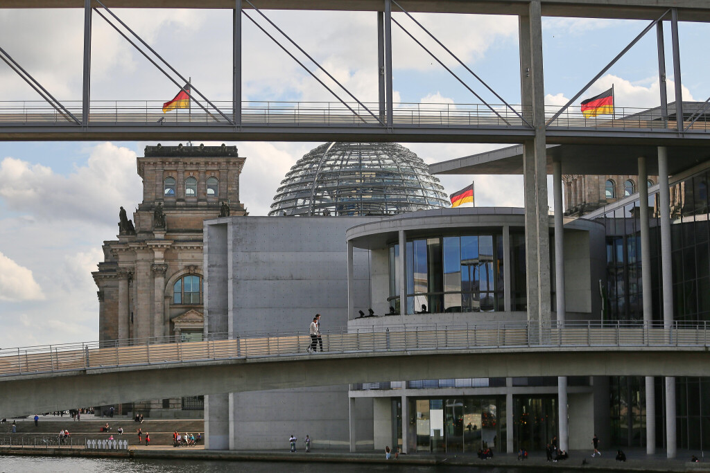 Der Deutsche Bundestag vor Beginn der ersten Parlamentswoche nach der Sommerpause