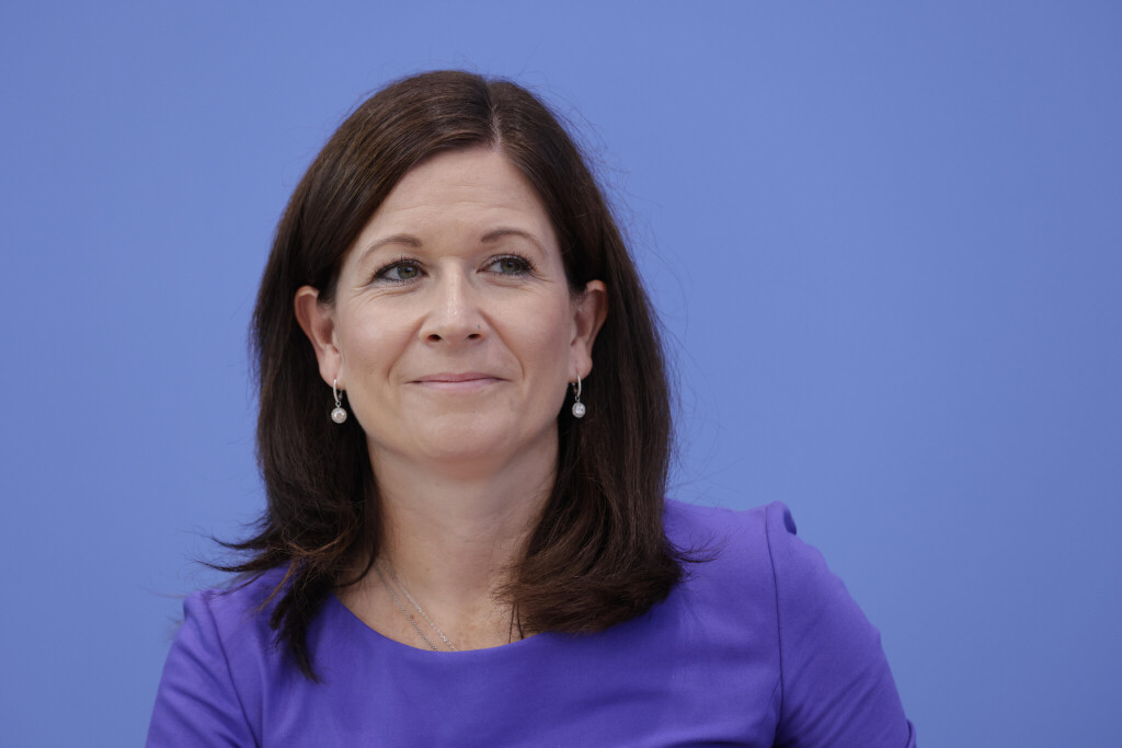 Berlins Bildungssenatorin Katharina Günther-Wünsch lächelt und blickt in die Ferne.