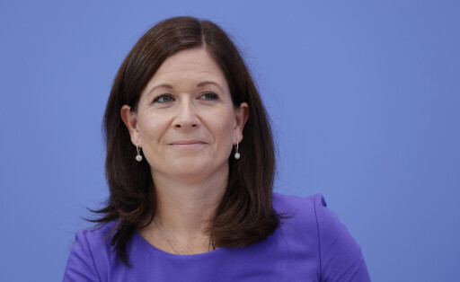 Berlins Bildungssenatorin Katharina Günther-Wünsch lächelt und blickt in die Ferne.