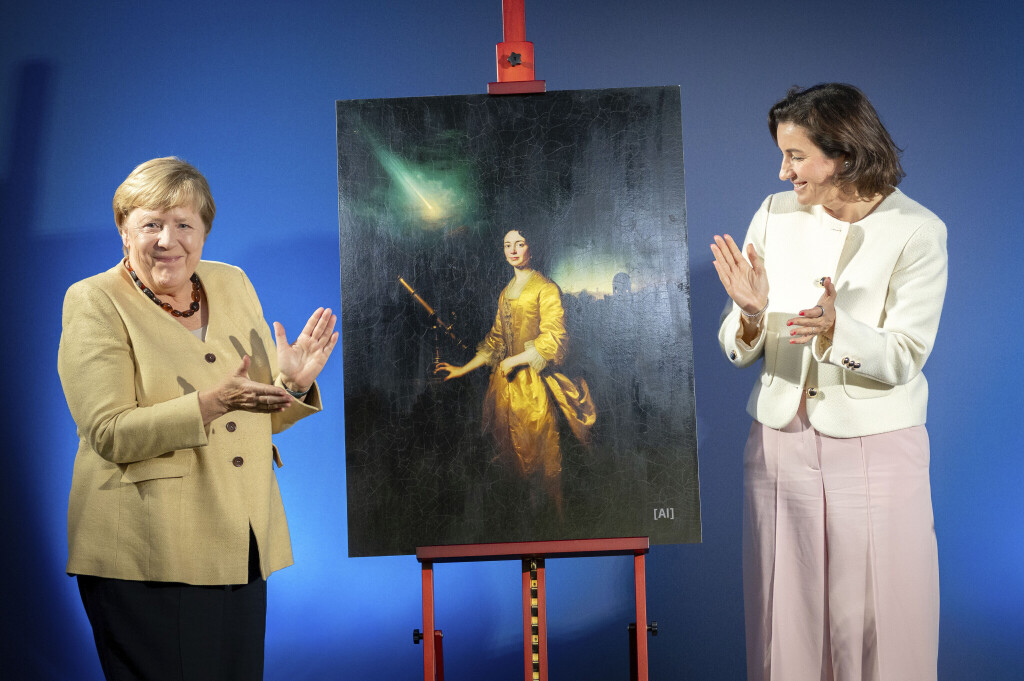 ngela Merkel und Dorothee Bär enthüllen das KI-generierte Bild von Maria Winkelmann-Kirch bei der Ausstellungseröffnung 'Unsichtbare Wissenschaftlerinnen - Versäumte Bilder' im Bundesministerium für Forschung, Technologie und Raumfahrt.