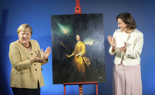 ngela Merkel und Dorothee Bär enthüllen das KI-generierte Bild von Maria Winkelmann-Kirch bei der Ausstellungseröffnung 'Unsichtbare Wissenschaftlerinnen - Versäumte Bilder' im Bundesministerium für Forschung, Technologie und Raumfahrt.