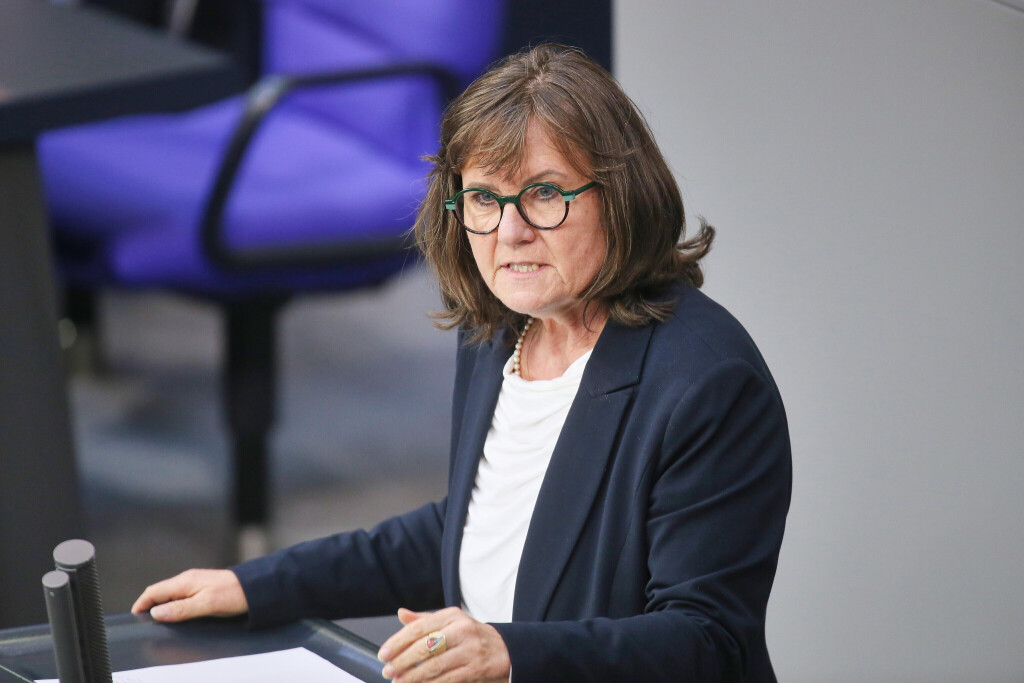 Esther Dilcher (SPD) spricht in der Haushaltsdebatte im Deutschen Bundestag.