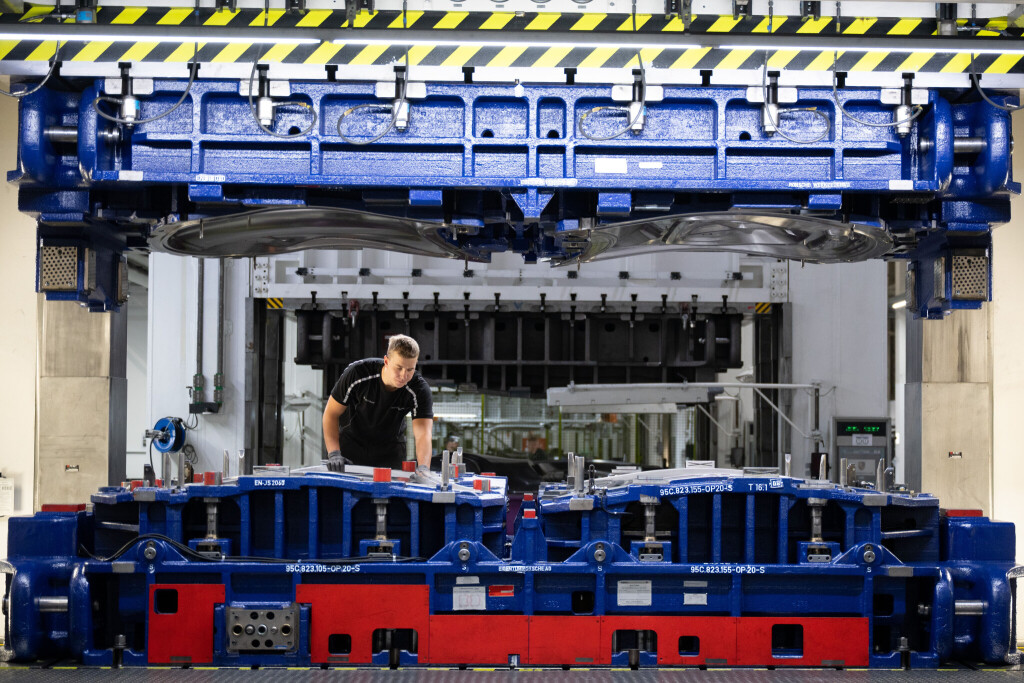 Ein Mitarbeiter der Porsche Werkzeugbau GmbH führt eine Druckbildbewertung eines Werkzeuges für ein Porsche-Karosserieteil in einer Presse durch.  19.09.2025