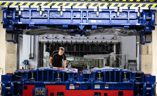 Ein Mitarbeiter der Porsche Werkzeugbau GmbH führt eine Druckbildbewertung eines Werkzeuges für ein Porsche-Karosserieteil in einer Presse durch.  19.09.2025