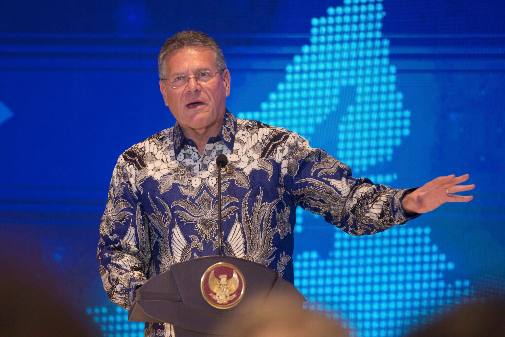 Maroš Šefčovič verkündet bei einer Pressekonferenz auf Bali die Einigung.