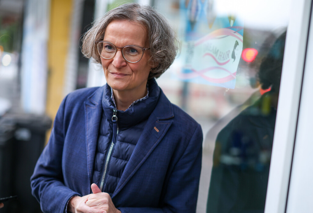 Ina Scharrenbach (CDU), Ministerin für Heimat, Kommunales, Bau und Digitalisierung von Nordrhein-Westfalen, nimmt an einer Kontrolle im Kampf gegen kriminelle Geschäftsmodelle mit Schrottimmobilien und Sozialbetrug teil. Ziel der Kontrolle sei es, problematische Bau- und Wohnungsbestände, Sozialleistungsmissbrauch und ausbeuterische Verhältnisse aufzudecken.