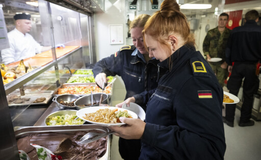 Soldatinnen der Marine stehen bei der Essensausgabe an Bord des Tenders "Donau".