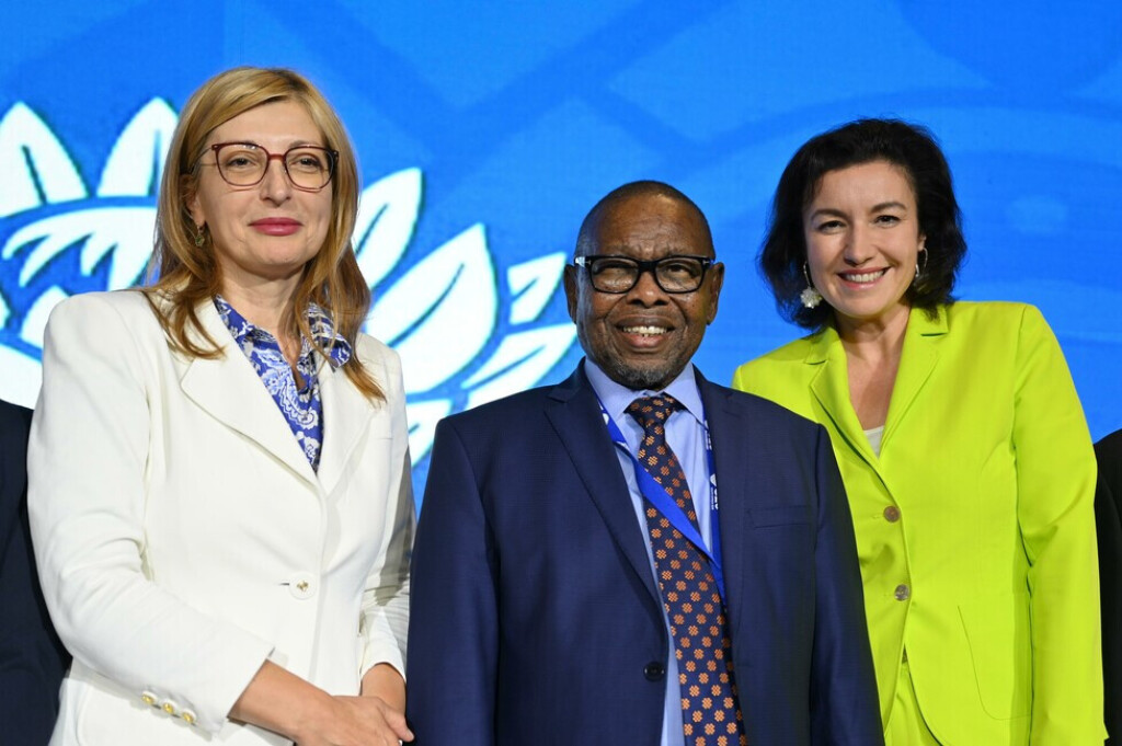 Bundesministerin Dorothee Bär (r.) trat in den Austausch mit Ekaterina Zaharieva, EU-Kommissarin für Start-Ups, Forschung und Innovation (l.) und Dr. Blade Nzimande, Wissenschaftsminister von Südafrika (m.)