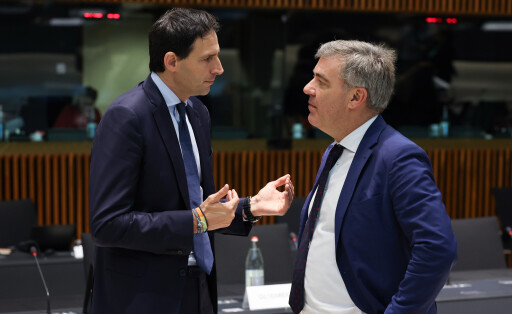 Dänemarks Umweltminister Lars Aagaard im Gespräch mit EU-Klimakommissar Wopke Hoekstra