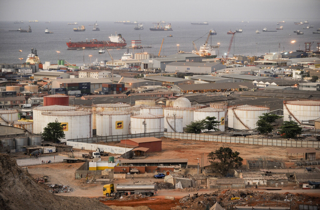 ANGOLA Luanda, harbour and oil tanks of oil company Sonangol ANGOLA Luanda by night , harbour and anchorage, in front oil tanks of Sonangol the national oil company, Angola is paying back crude oil for loans from CIF China International Fund for infrastructure projeks *** ANGOLA Luanda, Reede und Hafen von Luanda, Oeltanks der staatlichen Oelgesellschaft Sonangol, Angola zahlt Erdoel fuer chinesische Infrastrukturprojekte finanziert durch CIF China International Fund Luanda Angola