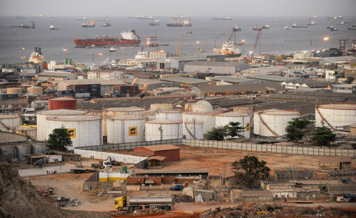 ANGOLA Luanda, harbour and oil tanks of oil company Sonangol ANGOLA Luanda by night , harbour and anchorage, in front oil tanks of Sonangol the national oil company, Angola is paying back crude oil for loans from CIF China International Fund for infrastructure projeks *** ANGOLA Luanda, Reede und Hafen von Luanda, Oeltanks der staatlichen Oelgesellschaft Sonangol, Angola zahlt Erdoel fuer chinesische Infrastrukturprojekte finanziert durch CIF China International Fund Luanda Angola