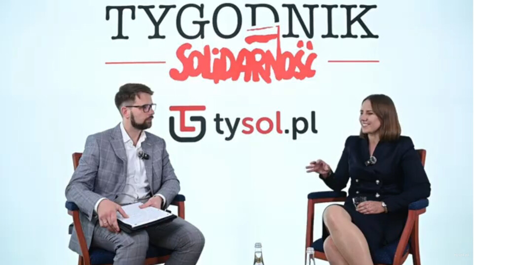 Die Politikerin Anna Bryłka sitzt in einem Interview der Informationsplattform Tysol.