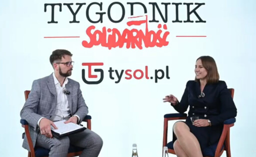 Die Politikerin Anna Bryłka sitzt in einem Interview der Informationsplattform Tysol.