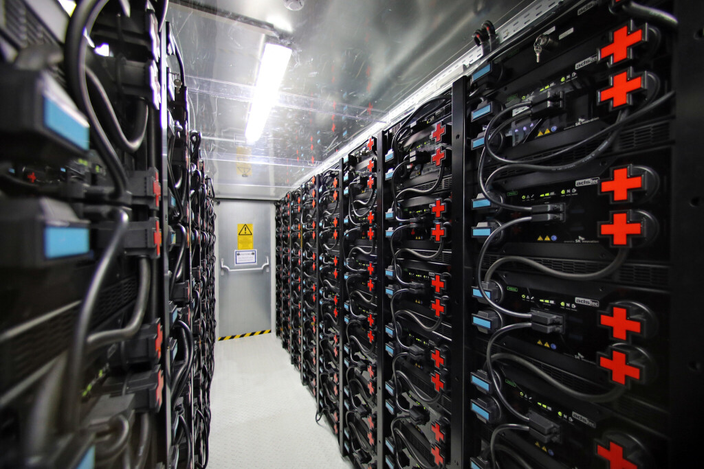 Mit Plus- und Minuszeichen sind die Pole am neuen Energiegroßspeicher am 02.10.2014 am Fraunhofer Institut für Fabrikbetrieb und -automatisierung (IFF) in Magdeburg (Sachsen-Anhalt) gekennzeichnet. Mit einem Großversuch wurde am gleichen Tag das gesamte Fraunhofer-Forschungszentrum ausschließlich mit Strom aus der Batterie versorgt. Das Speichersystem auf Litium-Basis verfügt über eine Kapazität von 0,5 Megawattstunden und eine Leistung von einem Megawatt. Der Akkumulator ist in einem 26 Tonnen schweren Container untergebracht und transportfähig ausgelegt. Mit derartigen Anlagen sollen später Schwankungen in Stromnetzen stabilisiert werden. Foto: Jan Woitas