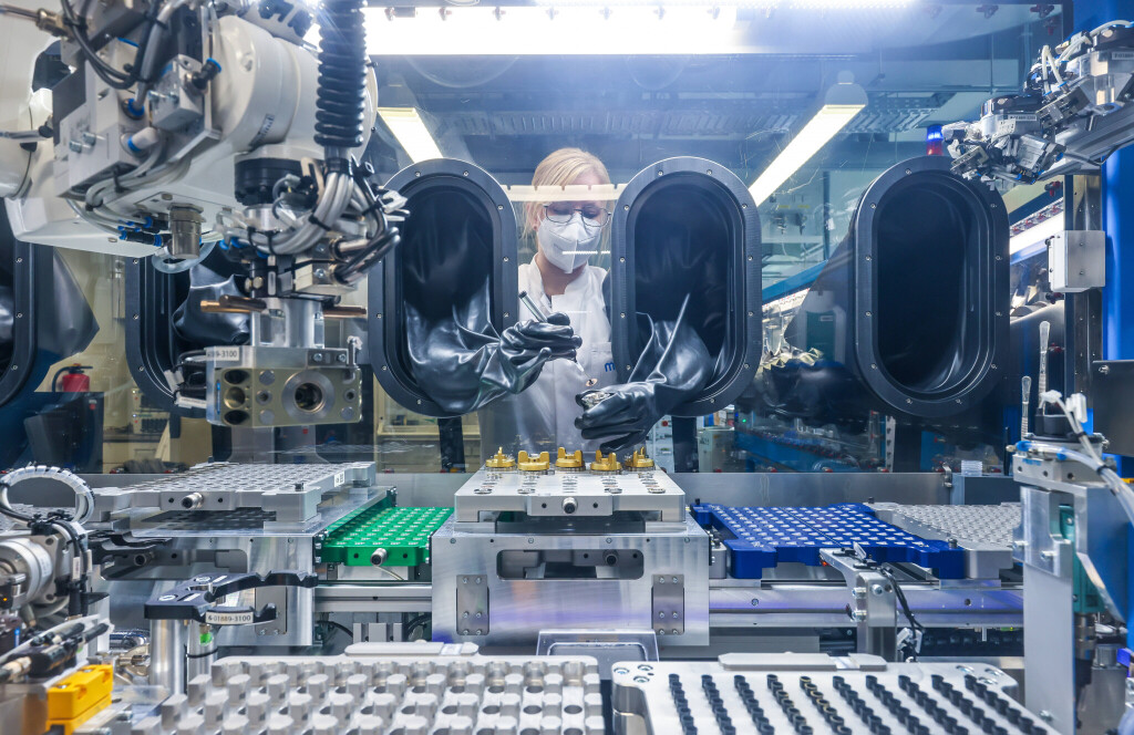 Im MEET Batterieforschungszentrum arbeitet eine Doktorandin im Reinraumlabor an der Weiterentwicklung elektrochemischer Energiespeicher.